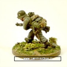 Dixon Minitures - Afrika Korps - 1/72 - Infantry - helmet and full kit - advancing low with rifle