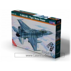 Mister Craft Hobby Kits 1/72 F-16CJ-52 Tiger Demo Team