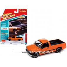 Johnny Lightning - Classic Gold - 2002 Chevy Silverado Tangier Orange