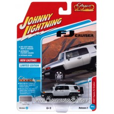 Johnny Lightning - Classic Gold - 2007 Toyota FJ Cruiser Titanium Silver