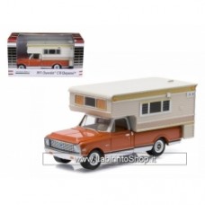 GREENLIGHT 1:64 HOBBY EXCLUSIVE - 1971 CHEVROLET C10 CHEYENNE WITH LARGE CAMPER
