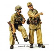 Victoria Model - 4028 Italian Paracadutisti Captain and Sargeant 1/35