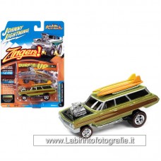 Johnny Lightning - Street Freaks - Zingers - 1964 Ford Country Squire Surfin lime Sparkle with Woodgrain